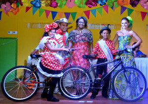Reyes del Carnaval de los Niños 'Embajadores de Buena Energía', Betty García, gerente de Electricaribe y la Reina del Carnaval