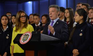 “El Programa Colombia Bilingüe va a ayudar muchísimo al objetivo de ser el país mejor educado en América Latina en el 2025”, dijo el Presidente Santos a estudiantes que irán a los Campos de Inmersión en inglés.