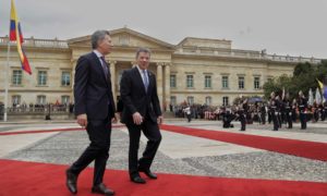 El Presidente de la República Argentina, Mauricio Macri, y el Presidente Juan Manuel Santos caminan por la Plaza de Armas de la Casa de Nariño, donde recibieron los honores militares de rigor, en desarrollo de la visita de Estado del Mandatario argentino.