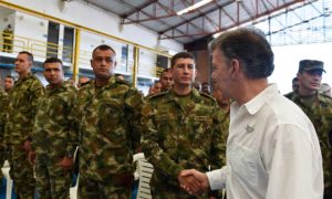 El Presidente Juan Manuel Santos presentó este lunes un saludo a las Fuerzas Militares en el Fuerte de Tolemaida y les dijo que la “noticia histórica” de paz del pasado jueves fue gracias a la tarea valerosa de sus oficiales, suboficiales y soldados.
