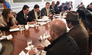El Presidente Juan Manuel Santos encabezó este miércoles una reunión con los voceros de la Cumbre Agraria, acompañado por varios miembros del gabinete ministerial y altos consejeros.