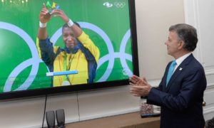 El pesista Óscar Figueroa levantó el orgullo de todo un país. Los colombianos encabezados por el Presidente celebraron la medalla de oro olímpica.