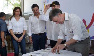 La ‘Estampilla de la Paz’circulará desde el próximo 26 de septiembre, día de la firma con las Farc, anunció el Presidente Santos en Quibdó, donde presentó esta emisión filatélica conmemorativa.
