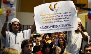“El proceso de paz será un capítulo dorado en la historia de Colombia”, dijo el Mamo Menjamín al Presidente Santos durante el encuentro del Mandatario con colombianos residentes en Nueva York.