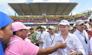 Más de siete mil madres líderes del programa Mas Familias en Acción en Montería le expresaron al Presidente Santos que se la “juegan por la paz de Colombia”.