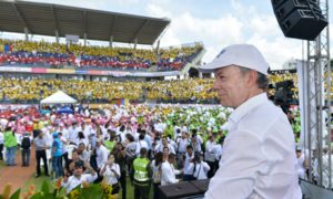 “Ustedes representan a las mujeres cordobesas echadas para adelante”, les dijo el Presidente Santos a las más de 7 mil mujeres líderes del programa Más Familias en Acción de Montería, quienes le expresaron su apoyo a la paz.