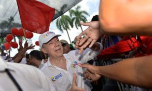 Al llegar este viernes al Centro de Convenciones de Montería, donde se presentó la iniciativa regional de paz, el Presidente Juan Manuel Santos recibió afectuosos saludos de los cordobeses.