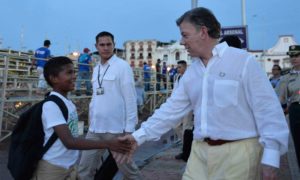 El Presidente Santos aprovechó su caminata de este domingo por Cartagena para saludar a los habitantes de la ciudad amurallada.