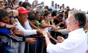 Grupos de barranquilleros saludan al Presidente Juan Manuel Santos durante su visita a la capital del Atlántico, donde participó en el evento ‘Barranquilla celebra la paz’.