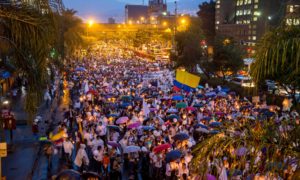 Multitudinarias marchas a favor de los acuerdos de paz se llevaron este viernes en la capital antioqueña. Los manifestantes salieron de la Plaza de la Luz y terminaron en la avenida La Playa.