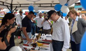 El Presidente Juan Manuel Santos verifica las minas antipersonal y las herramientas usadas por la organización civil The Halo Trust para desactivarlas.