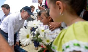 El Presidente Santos saluda a una niña que le dio la bienvenida a Nariño, momentos antes del acto en que declaró a este municipio libre de sospecha de contaminación de minas antipersonal.
