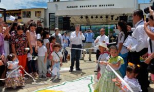 El Presidente Juan Manuel Santos aprecia el acto simbólico en el que niños de Nariño representan cómo el municipio se libera de la contaminación de minas antipersonal.