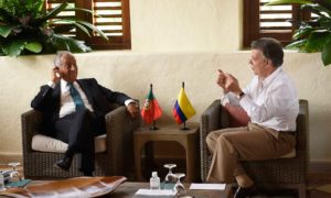 El Presidente saluda al Mandatario de Portugal, Marcelo Rebelo Sousa,  durante el encuentro que tuvieron este viernes en la Casa del Marqués de Valdehoyos, de Cartagena, en el marco de la XXV Cumbre Iberoamericana.