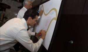 El Presidente de México, Enrique Peña Nieto, escribe un mensaje alusivo a la paz de Colombia antes de ingresar al acto de inauguración del XXV Cumbre Iberoamericana de Jefes de Estado y de Gobierno.