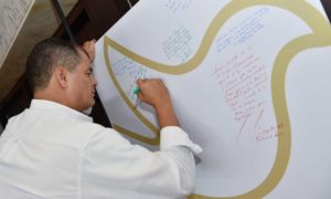 El Presidente de Ecuador, Rafael Correa, escribe un deseo de paz para Colombia, momentos antes de ingresar al acto de inauguración de la XXV Cumbre Iberoamericana de Jefes de Estado y de Gobierno.