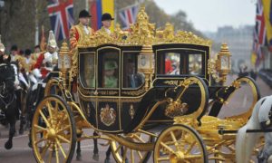 La Reina Isabel II y el Presidente de Colombia, Juan Manuel Santos se dirigen al Palacio de Buckingham por el Mall londinense, en medio de banderas de Colombia y de Gran Bretaña, al iniciarse la Visita de Estado del Mandatario colombiano al Reino Unido.