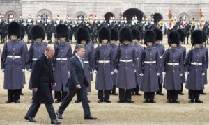 La Guardia Real del Palacio de Buckingham realiza honores al Presidente Juan Manuel Santos durante su Visita de Estado al Reino Unido.