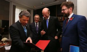 El Presidente Juan Manuel Sanos recibe una copia del libro sobre la Visita de Estado al Reino Unido, acompañado por el embajador Néstor Osorio.