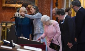 El Presidente Juan Manuel Santos y su esposa, María Clemencia Rodríguez aprecian una muestra de objetos colombianos guardados por la Casa Real, y que son mostrados por la Reina Isabel II de Inglaterra.