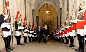 El Presidente Juan Manuel Santos y el Presidente de la Cámara de los Comunes, John Bercow, ingresan al Palacio de Westminster, que alberga las dos cámaras del Parlamento del Reino Unido, este martes en Londres.