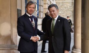 El Presidente Juan Manuel Santos es recibido por el Lord Mayor de Londres, Jeffrey Mountevans, antes de ingresar a un encuentro empresarial en la Mansion House de la capital inglesa.