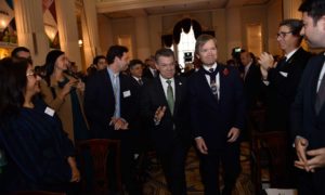 El Presidente Juan Manuel Santos es acompañado por el Lord Mayor de Londres, Jeffrey Mountevans en la Mansion House de esa ciudad para iniciar un encuentro con empresarios.