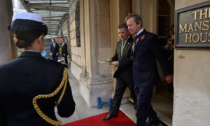 El Presidente Juan Manuel Santos es acompañado por Lord Mayor de Londres, Jeffrey Mountevans, al salir de la Mansion House luego de un encuentro con empresarios.