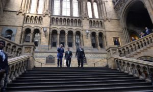 El Presidente de Colombia, el Príncipe de Gales y Sir Michael Dixon, Director del Museo de Historia Natural de Londres, durante la Visita de Estado al Reino Unido, que incluyó un foro de cooperación en esa sede.