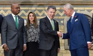 El Jefe del Estado colombiano estrecha la mano al Príncipe de Gales, en los eventos de este miércoles en el Museo de Historia Natural de Londres, donde Colombia y el Reino Unido reforzaron la cooperación en materia de biodiversidad.
