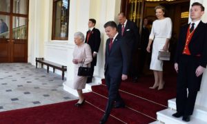 El Presidente Juan Manuel Santos y su esposa María Clemencia Rodríguez de Santos cuando se despedían este jueves de la Reina Isabel II y el Príncipe Felipe de Edimburgo, al terminar su visita a Londres.