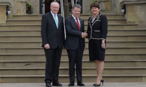 El Presidente de Colombia llegó este jueves a Irlanda del Norte para conocer experiencias del proceso de paz. Allí se reunió en el Castillo de Stormont con la Ministra Principal, Arlene Foster y el Viceministro Principal Martin McGuiness.