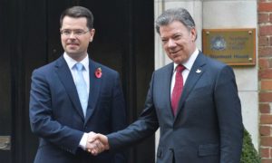 El Presidente Juan Manuel Santos es saludado por el Secretario de Estado de Irlanda del Norte, James Brokenshire, durante la histórica visita de Estado que realiza al Reino Unido.