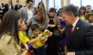 El Presidente Juan Manuel Santos compartió con colombianos residentes en la ciudad de Belfast, durante su visita de este jueves a Irlanda del Norte, país referente para Colombia en materia de paz.