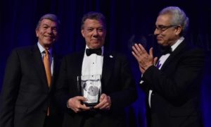 El Presidente Juan Manuel Santos recibió este miércoles en Washington el Premio Liderazgo para las Américas, otorgado por Diálogo Interamericano. Lo presentaron el senador republicano Roy Blunt y el expresidente mexicano Ernesto Zedillo.
