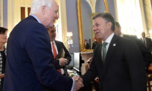El Presidente Santos saluda al senador John Cornyn de Texas, en desarrollo de la agenda de trabajo cumplida con congresistas republicanos y demócratas.