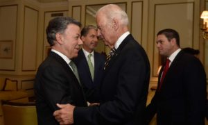 El Presidente Juan Manuel Santos saluda al Vicepresidente de EEUU, Joe Biden, al llegar a la residencia del Embajador de Colombia en Washington, donde se le rindió un homenaje al político estadounidense.