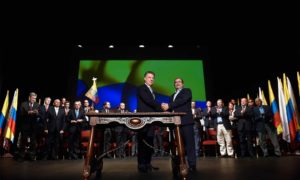 El Presidente Juan Manuel Santos y el líder de las Farc, Rodrigo Londoño, se saludan durante la ceremonia en la que firmaron el Acuerdo Final.