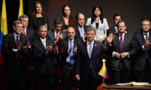 El Presidente Juan Manuel Santos estuvo acompañado por el equipo negociador en La Habana, durante el acto de firma del Nuevo Acuerdo de Paz.