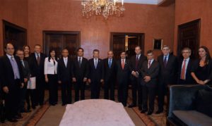 El Presidente Juan Manuel Santos con integrantes del Equipo Negociador del Gobierno en el proceso de paz con las Farc, durante la firma del nuevo Acuerdo de Paz este jueves en el Teatro Colón de Bogotá.