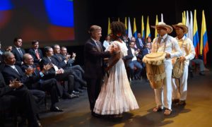 Saludo a la artista Cecilia Silva Caraballo y a integrantes del grupo Tambor del Cabildo, quienes participaron en la ceremonia de firma del nuevo Acuerdo de Paz, este jueves en el Teatro Colón de Bogotá.