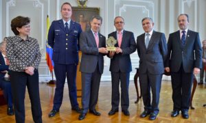 El Presidente Santos entregó el Premio de Alta Gerencia en la categoría nacional como reconocimiento a las Fuerzas Armadas, y en particular, a la Corporación de la Industria Aeronáutica Colombiana.