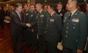 Saludo del Presidente de la República a altos oficiales durante la ceremonia de clausura del Curso de Altos Estudios Militares y Curso Integral de Defensa Nacional, este lunes en Bogotá.