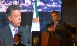El Presidente Santos destacó los logros operativos de las Fuerzas Armadas durante la clausura del Curso de Altos Estudios Militares y Curso Integral de Defensa Nacional, este lunes en Bogotá.