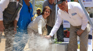 La ministra de Vivienda, Elsa Noguera, en agosto de este año durante la inauguración de un pozo profundo en Flor de la Guajira. Foto: René Valenzuela (MVCT)