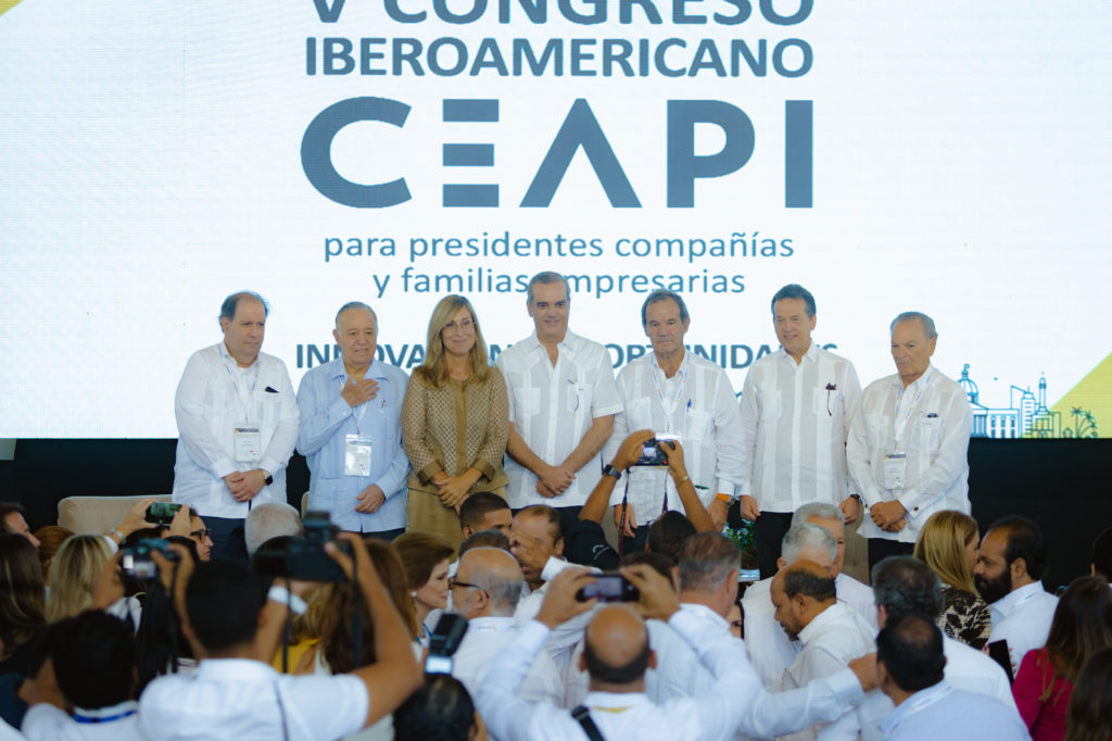 (De izq. a dcha.): Felipe Vicini, Valentín Diez Morodo, Núria Vilanova, Luis Abinader, Andrés Allamand, Ito Bisonó y Frank Rainieri PIE DE FOTO (De izq. a dcha.): Felipe Vicini, Valentín Diez Morodo, Núria Vilanova, Luis Abinader, Andrés Allamand, Ito Bisonó y Frank Rainieri en el V Congreso Iberoamericano CEAPI en 2022