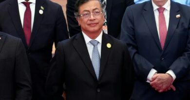 Hundimiento de la “Consulta Popular” es un fraude, denuncia el presidente Petro desde China