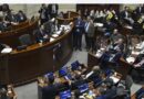 Hundimiento de la “Consulta Popular” es un fraude, denuncia el presidente Petro desde China