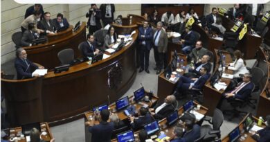 Hundimiento de la “Consulta Popular” es un fraude, denuncia el presidente Petro desde China