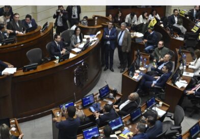 Hundimiento de la “Consulta Popular” es un fraude, denuncia el presidente Petro desde China